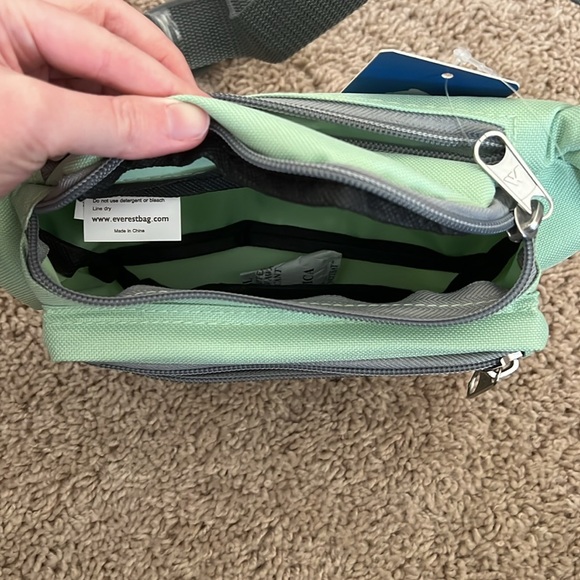 💚 NWT Everest Belt Bag - Picture 4 of 7